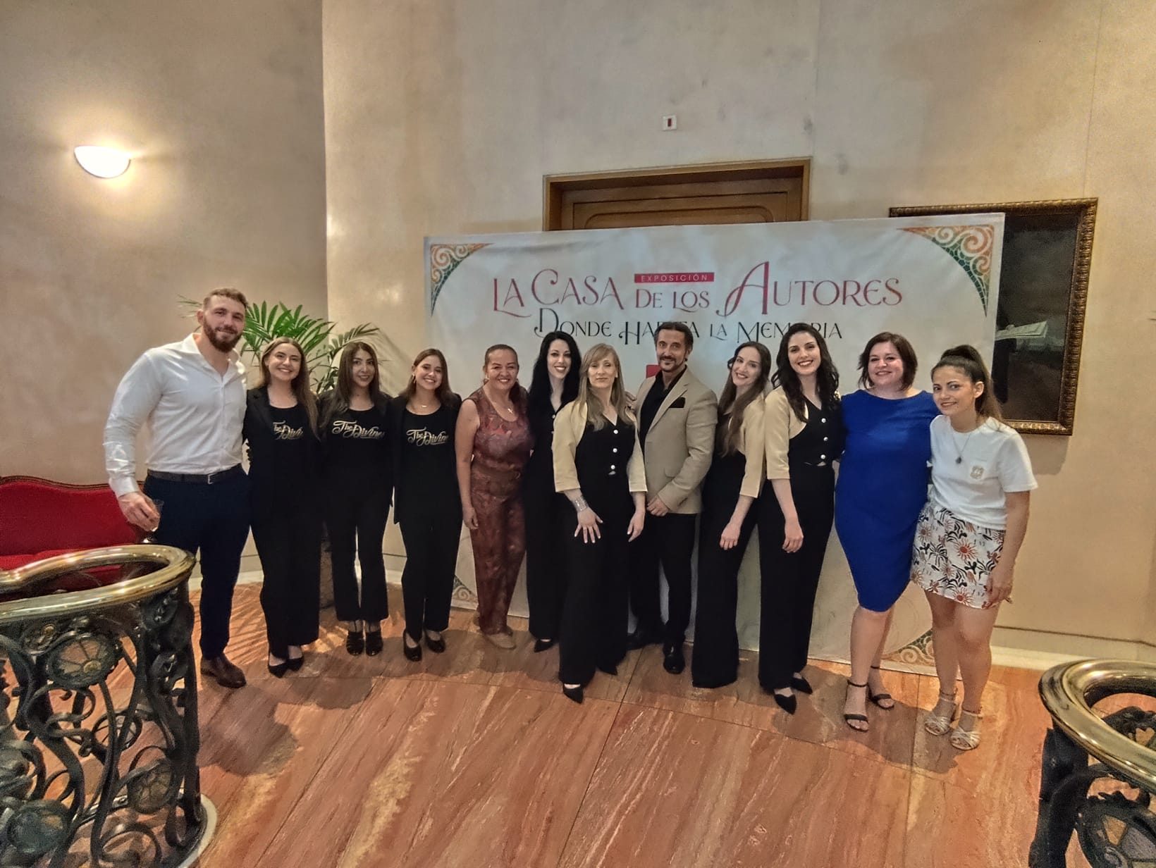Todo el equipo, el Gran Pianista Hugo, nuestras Grandes Azafatas Lizeth Karina, Sara y Silvia, nuestra Manager Ana Maria Jarillo y nuestro querido Productor Sergio Raúl, y tomando la foto un servidor Productor Técnico Juan Mantas